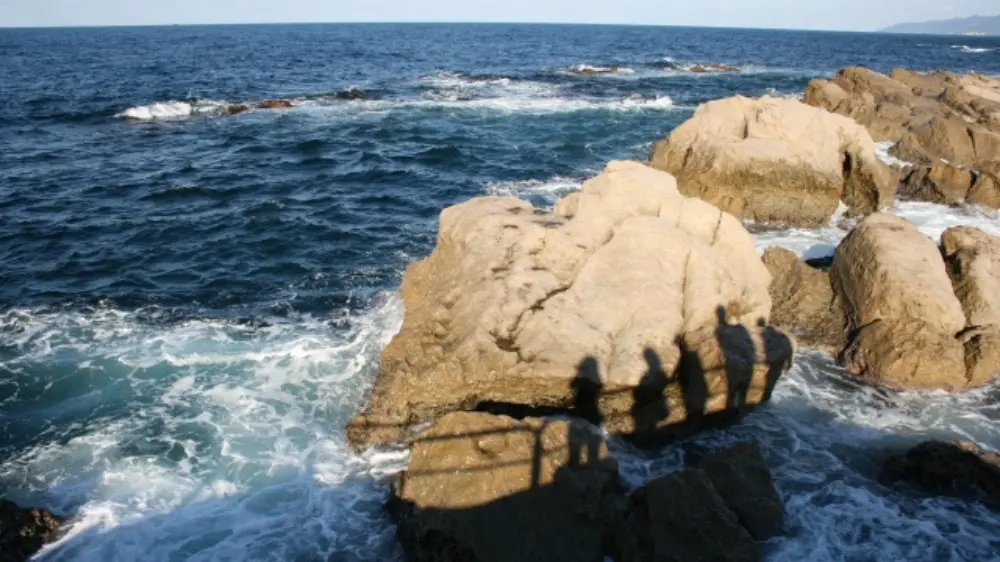 海と人影